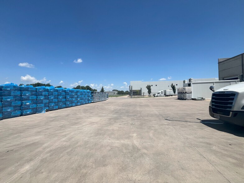More Photos Of 4700 SW 25th Cir, Oklahoma City Warehouse For Lease