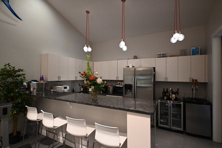 More Photos Of 612 Winflo Dr, Austin Office For Lease