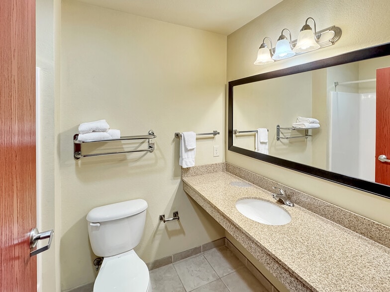 More Photos Of 1515 Planeview Dr, Oshkosh Hotel For Sale