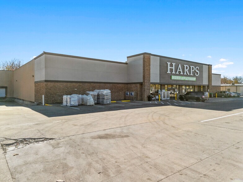 More Photos Of 1004 E Walnut St, Paris Supermarket For Sale