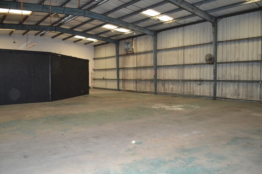 More Photos Of 2121-2123 Edgewood Dr, Lakeland Warehouse For Lease