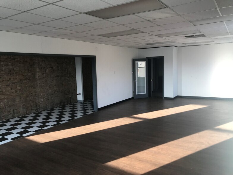 Primary Photo Of 2181 Central Pky, Cincinnati Loft Creative Space For Lease