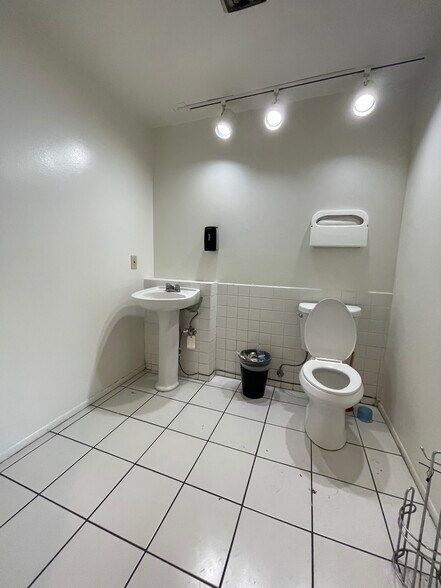 More Photos Of 715 N Ridgewood Pl, Los Angeles Office For Lease