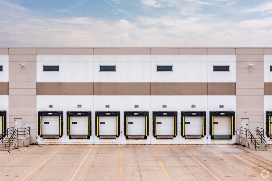 More Photos Of 901 Bilter Rd, Aurora Distribution For Lease