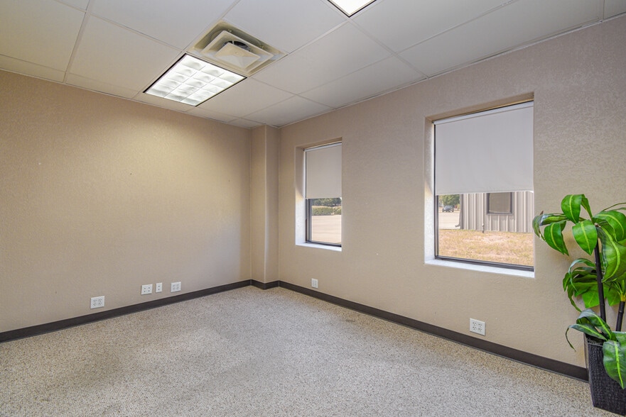 More Photos Of 315 Industrial Park Blvd, Willis Light Manufacturing For Sale