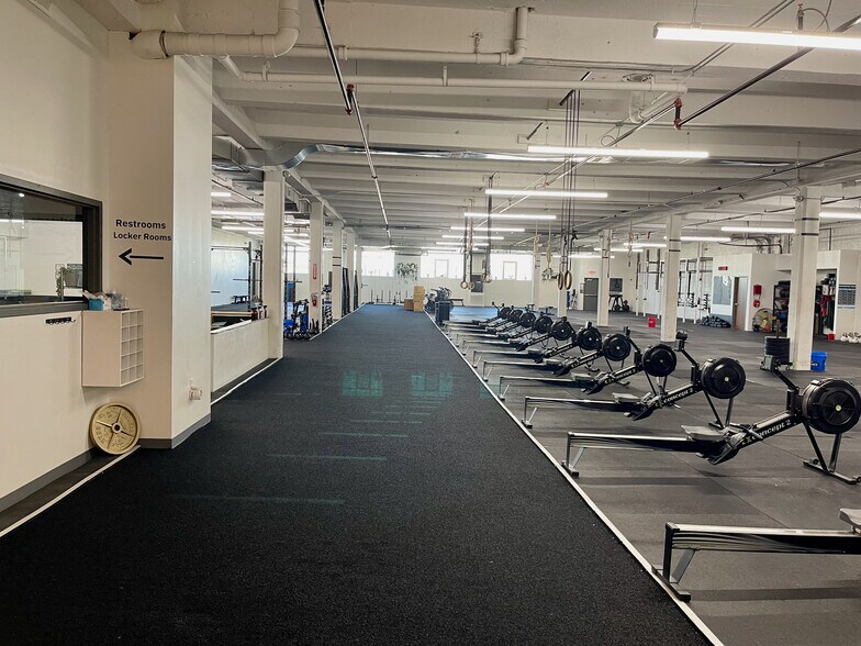 More Photos Of 2540 W Pennway St, Kansas City Flex For Lease