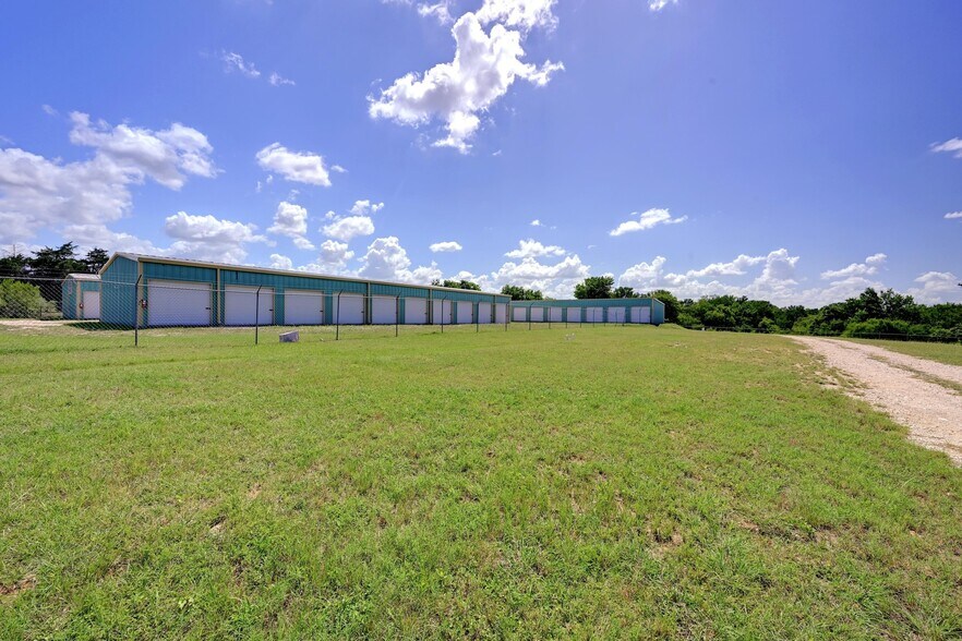 More Photos Of 1940 Magnolia Ave, Luling Self Storage For Sale