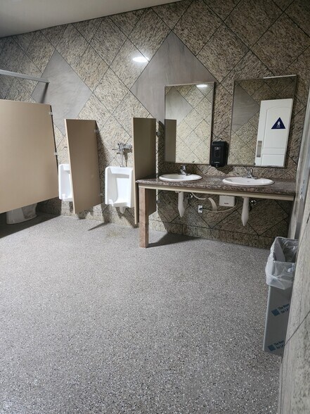 More Photos Of 356 E Avenue K6 Ave, Lancaster Showroom For Lease