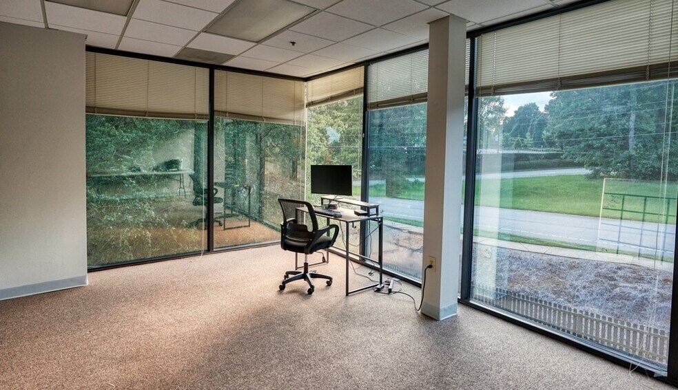 More Photos Of 9755 Dogwood Rd, Roswell Office For Lease