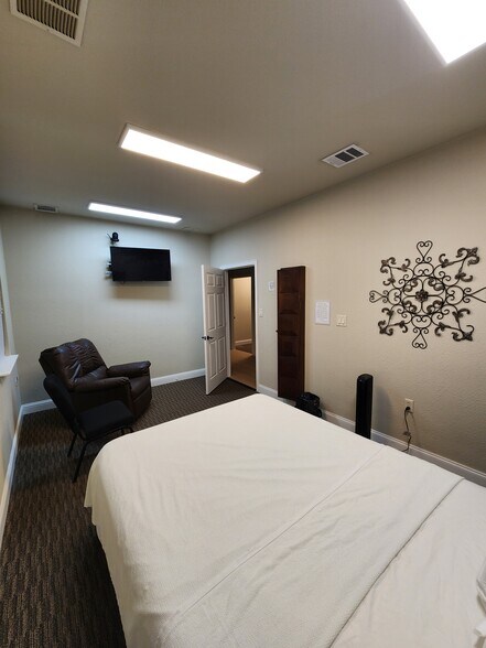 More Photos Of 2125 Martin Dr, Bedford Medical For Sale