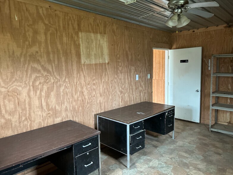 More Photos Of 9185 E County Road 700 N, Hope Specialty For Lease