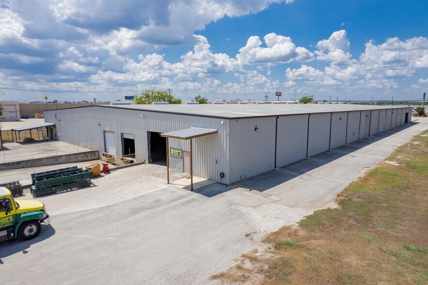 More Photos Of 3194 N Interstate 35, New Braunfels Warehouse For Lease