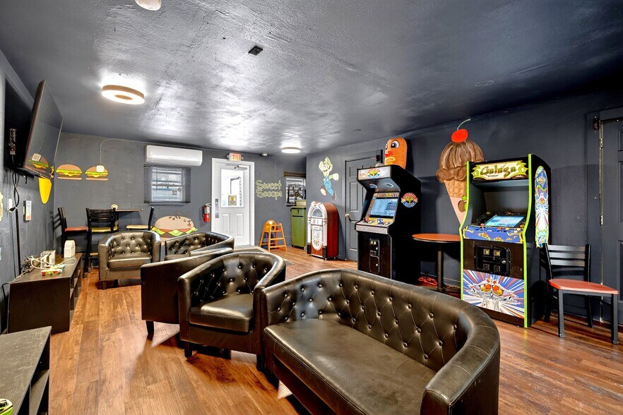 More Photos Of 124 S Fillmore St, Osceola Flex For Sale