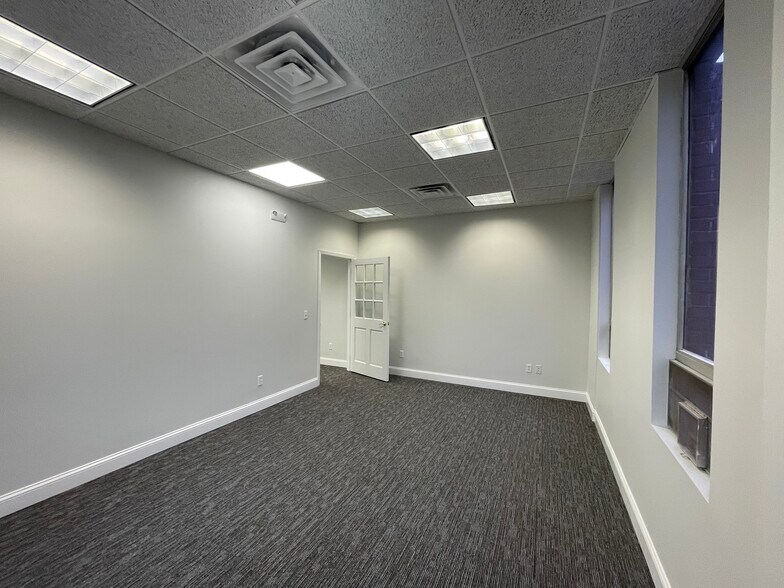 More Photos Of 80 Maple Ave, Smithtown Office For Lease