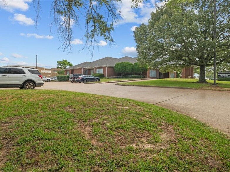 More Photos Of 123 Medical Dr, Palestine Healthcare For Sale