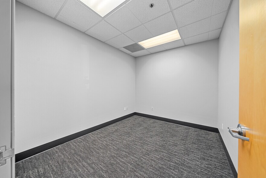 More Photos Of 5601 Palmer Way, Carlsbad Research And Development For Lease