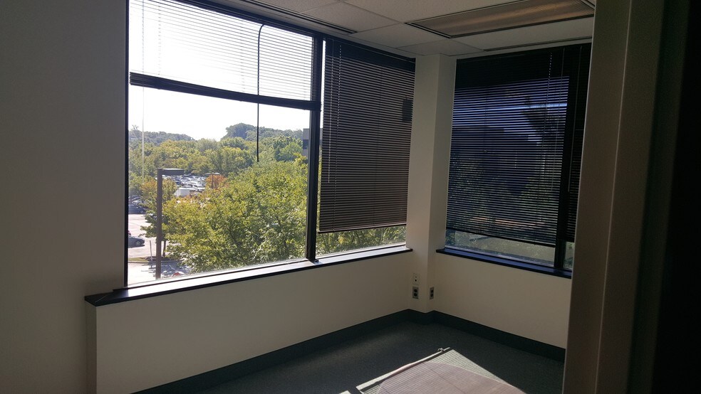 More Photos Of 814 W Diamond Ave, Gaithersburg Office For Sale