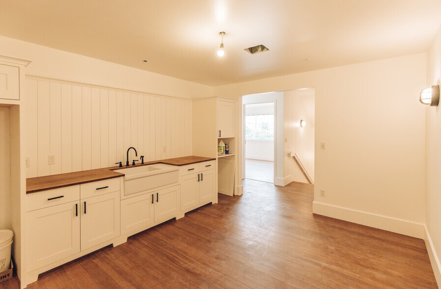 More Photos Of 1001 SE Division St, Portland General Retail For Sale