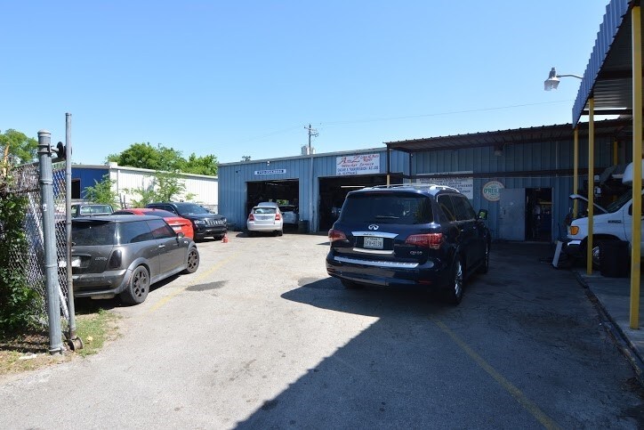 More Photos Of 8921 Daffodil Ave, Houston Auto Repair For Sale