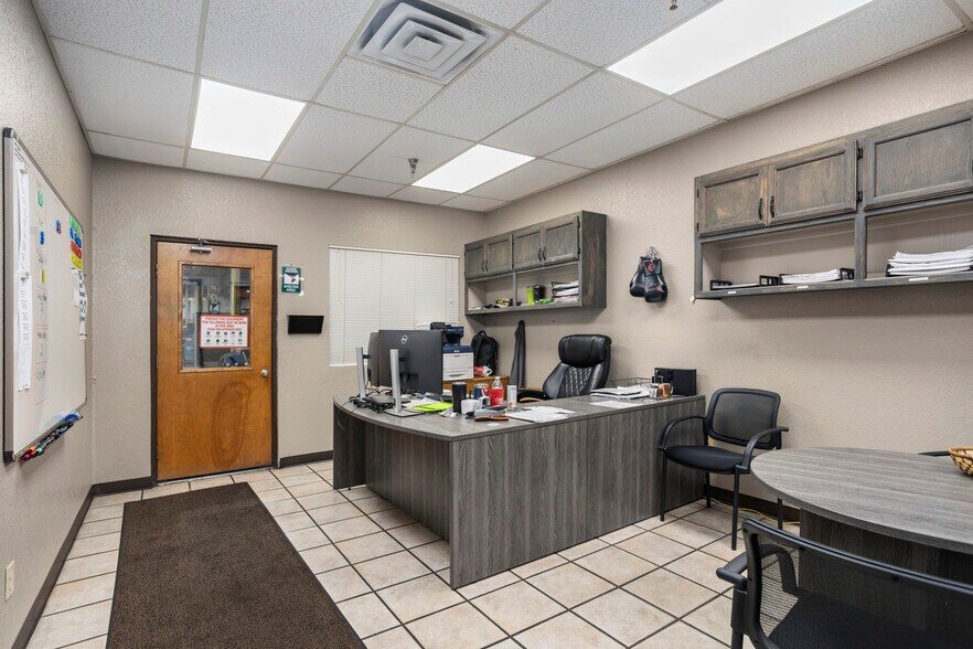 More Photos Of 4700 S Edgewood Ter, Fort Worth Distribution For Lease