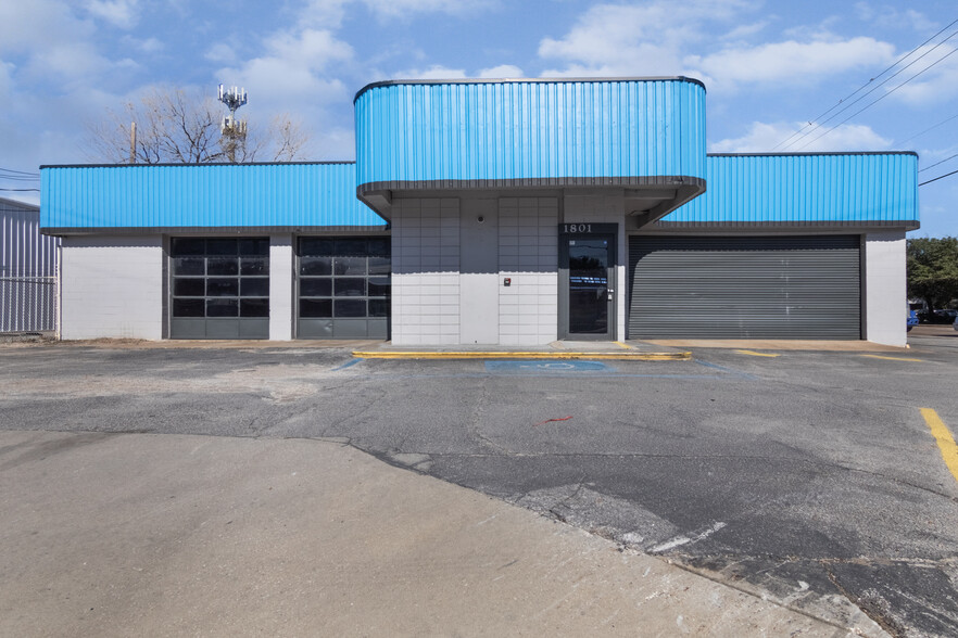 Primary Photo Of 1801 Bingle Rd, Houston Auto Repair For Lease