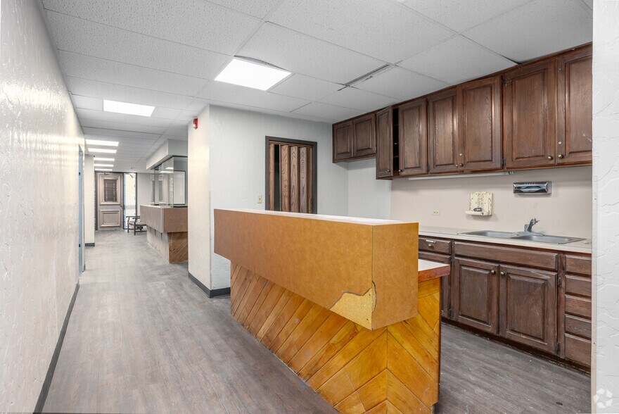 More Photos Of 2801 Parklawn Dr, Midwest City Medical For Lease