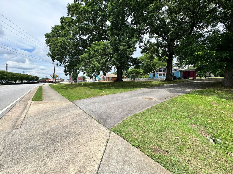 More Photos Of 685 N Jeff Davis Dr, Fayetteville Freestanding For Sale