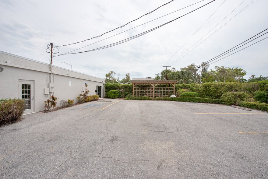 More Photos Of 7430 Tamiami Trl, Sarasota Loft Creative Space For Lease