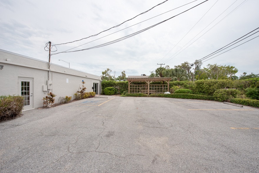 More Photos Of 7430 Tamiami Trl, Sarasota Loft Creative Space For Lease