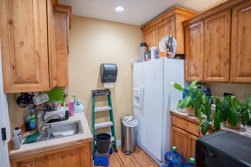 More Photos Of 319 Main St N, Kimberly Warehouse For Sale