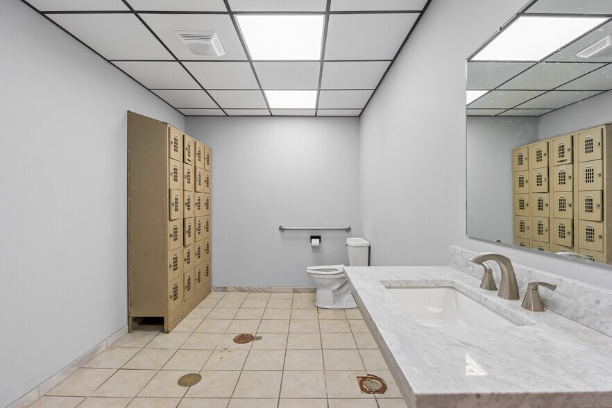 More Photos Of 3537 W Two Mile House Rd, Columbus General Retail For Lease