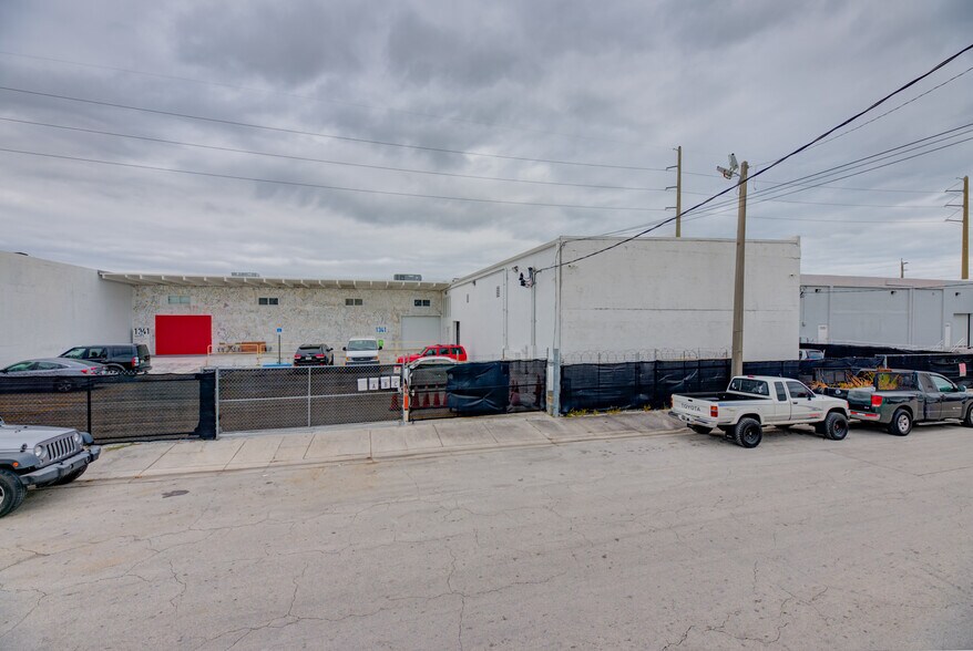 More Photos Of 1341 NW 22nd St, Miami Warehouse For Lease