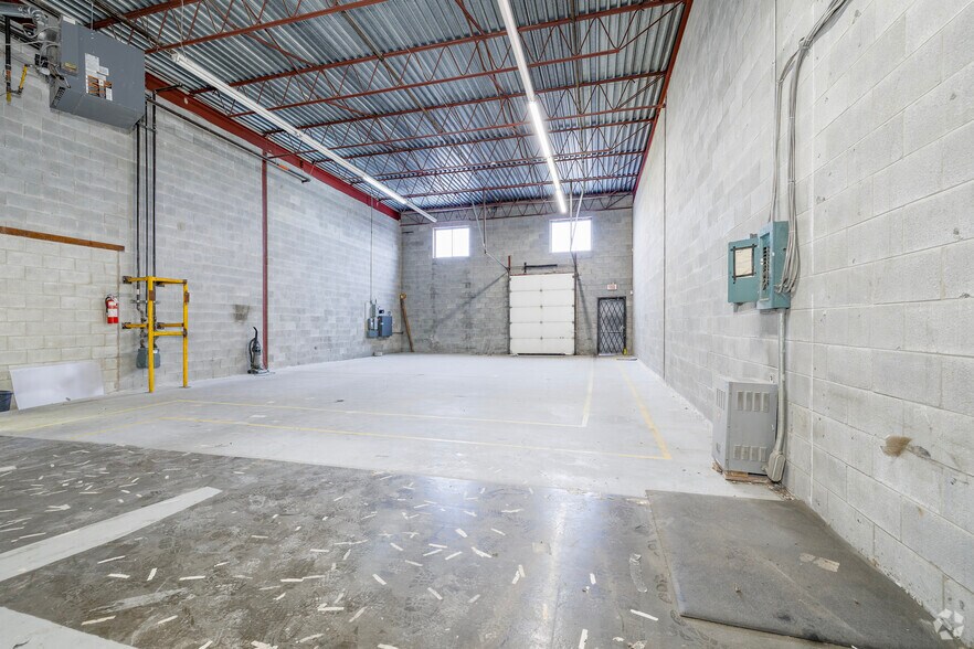More Photos Of 90A-90F Boul Brunswick, Dollard-des-Ormeaux Warehouse For Lease
