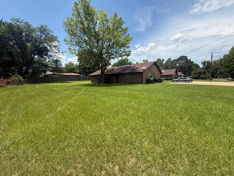 More Photos Of 1007 Richey Dr, Gladewater Apartments For Sale