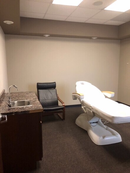 More Photos Of 11879 W 112th St, Overland Park Medical For Lease