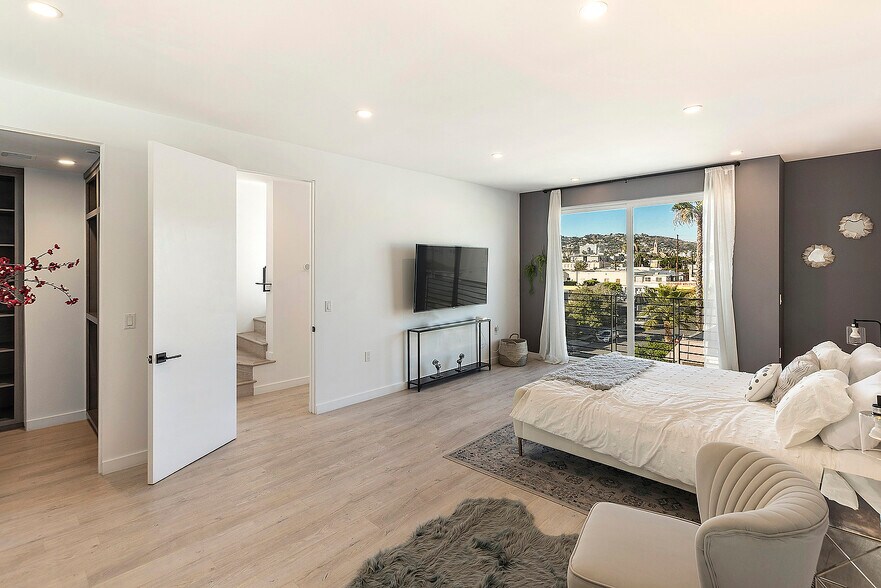 More Photos Of 1002 N Hudson Ave, Los Angeles Apartments For Sale
