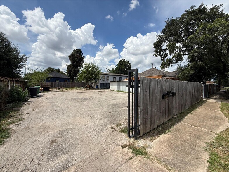 More Photos Of 2319 McKee St, Houston Apartments For Sale