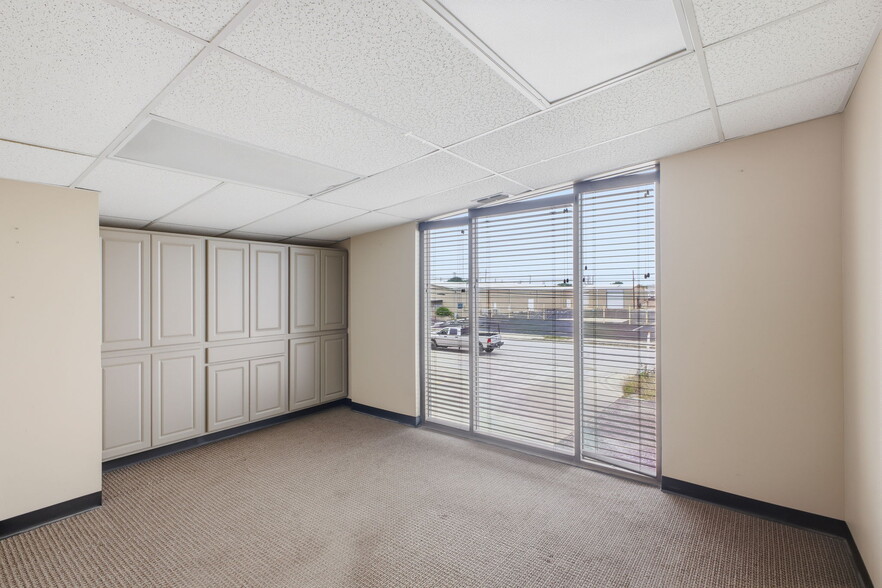 More Photos Of 2110 Mannix Dr, San Antonio Light Distribution For Sale