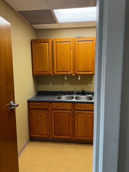 More Photos Of 600 6th Ave, Saint Albans Office For Sale