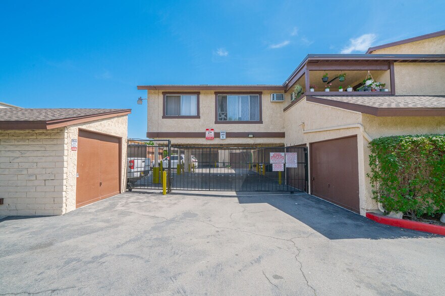 More Photos Of 918 Romneya Dr, Anaheim Apartments For Sale