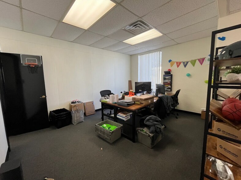 More Photos Of 10518 Gulfdale St, San Antonio Light Distribution For Lease