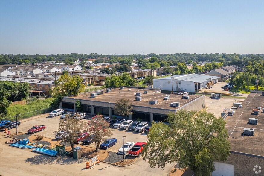 More Photos Of 9434 Katy Fwy, Houston Light Distribution For Lease