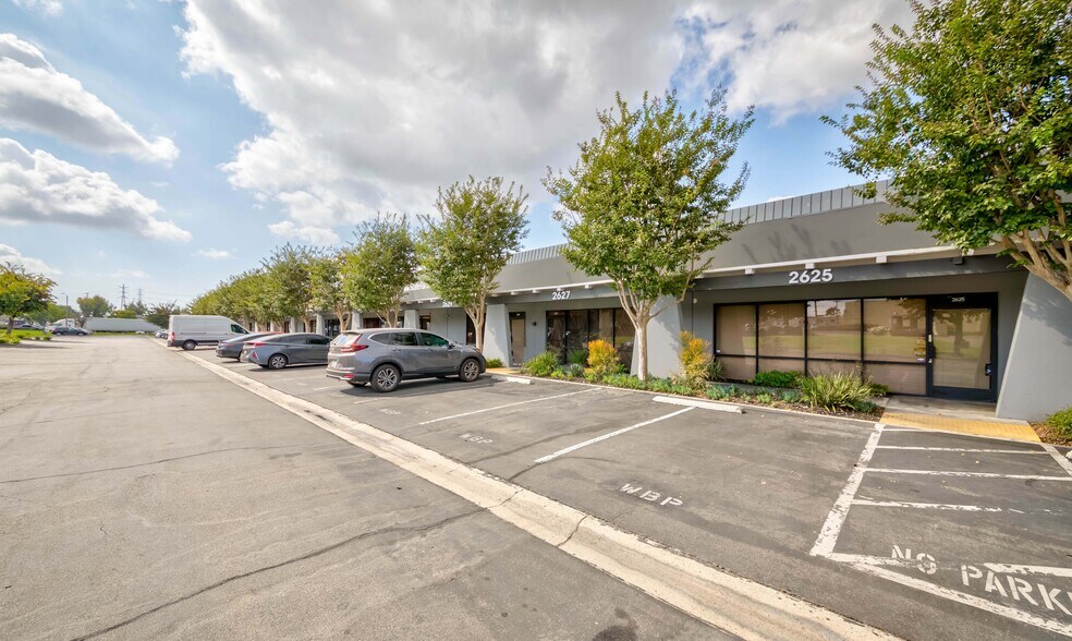 More Photos Of 2651 W Woodland Dr, Anaheim Manufacturing For Lease