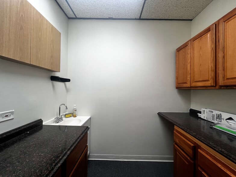 More Photos Of 9957-9959 S Roberts Rd, Palos Hills Medical For Lease