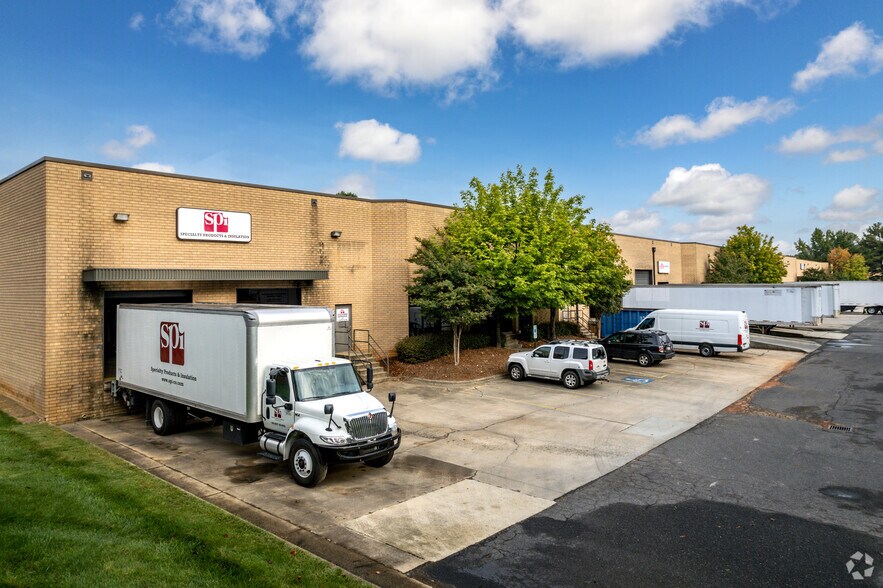 More Photos Of 3300 Woodpark Blvd, Charlotte Unknown For Lease