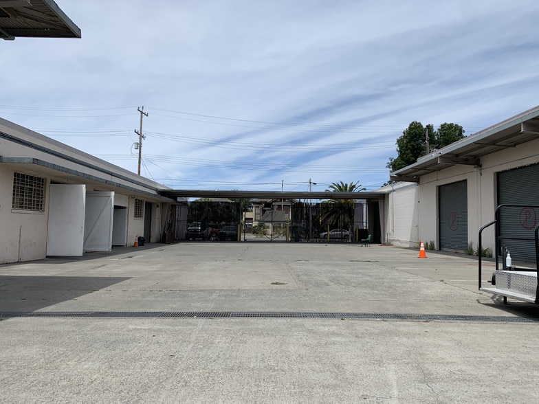 More Photos Of 2400 Filbert St, Oakland Warehouse For Lease