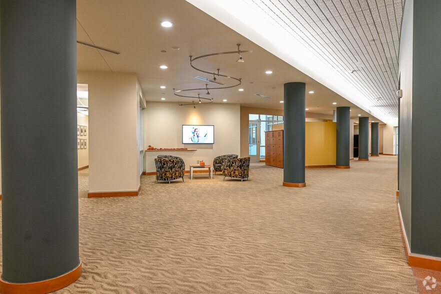 More Photos Of 40 Monument Cir, Indianapolis Office For Sale