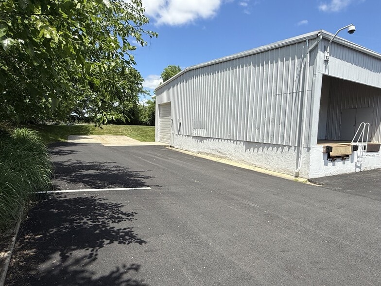 More Photos Of 21 Bellecor Dr, New Castle Warehouse For Lease