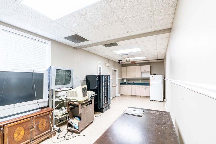 More Photos Of 819 Newman Dr, Helena Office For Sale