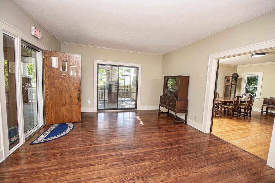 More Photos Of 1348 E Cherry St, Springfield Office For Lease